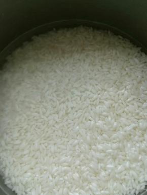 2、大米提前泡好