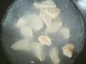 3、先把肉焯水