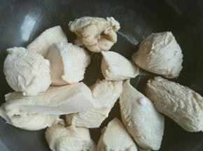 4、焯好的肉过凉水，控干备用