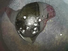 5、起油锅，小火加白糖炒糖色