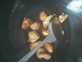 6、糖全部融化，倒入控干水份的鸡肉翻炒