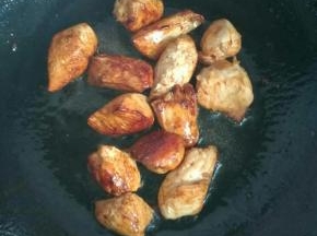 7、小火，继续翻炒，让肉均匀的上色