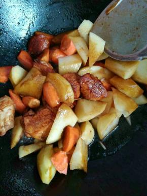 8、加入其他食材继续翻炒，根据自己的口味加入盐，料酒，生抽，盐适当的多点