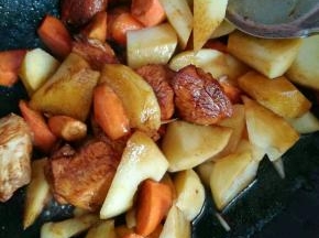 8、加入其他食材继续翻炒，根据自己的口味加入盐，料酒，生抽，盐适当的多点