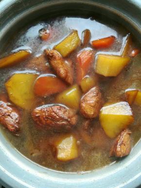 9、菜炒到大概5成熟，出锅放进提前泡好米的电饭锅中，加水跟菜齐平，插电让电饭锅开始工作