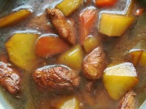 9、菜炒到大概5成熟，出锅放进提前泡好米的电饭锅中，加水跟菜齐平，插电让电饭锅开始工作