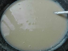 倒入锅中小火熬制滚开