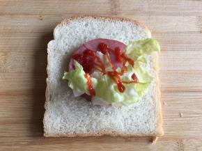 3.	挤上适量番茄酱或沙拉酱。