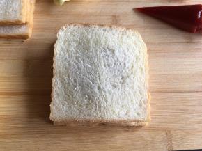 4.	再盖上一片土司片。