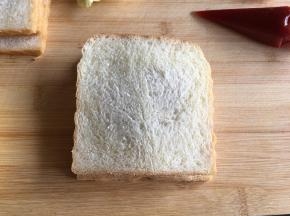 4.	再盖上一片土司片。