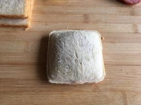 6.	取下模具,口袋三明治就压好了。