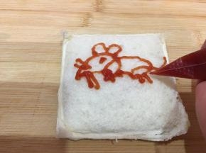 7.	用番茄酱在土司上画上卡通图案。(我只会画这个简单的小老鼠，大家可以尽情发挥。)
