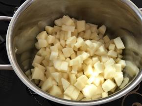 1、将苹果去皮、去核后切成小块放入锅中。
