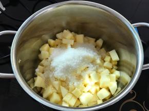 2、加入细砂糖和柠檬汁放入锅中上火煮。