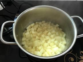 3、开始汁液会比较多，慢慢熬至水分收干后关火。