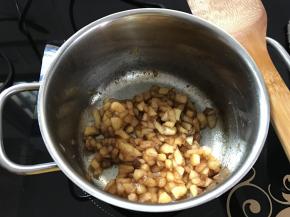 4、加入肉桂粉拌匀放凉待用。