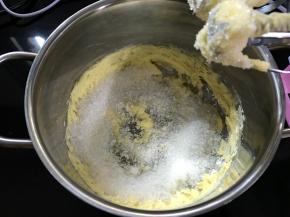 5、室温软化的黄油加入细砂糖和盐打至颜色变白，体积膨大。