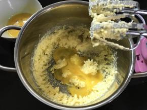 6、分次加入蛋液，加一次搅匀后再加下一次，直至全部搅匀。