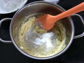 7、依次加入低粉和牛奶，搅拌均匀。