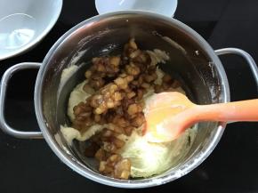 8、加入放凉的苹果粒拌匀。