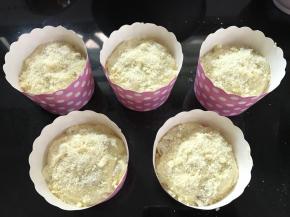 9、将面糊盛入纸杯中约7分满，表面洒适量酥粒。