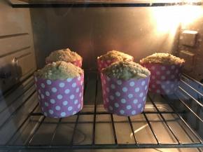 10、入预热180℃的烤箱，上下火，中层，20分钟左右。