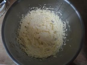 黄油加糖打发蓬松。烤箱预热上下火185度15分钟。