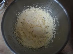 黄油加糖打发蓬松。烤箱预热上下火185度15分钟。
