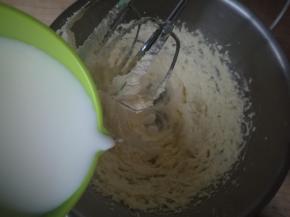 少量多次加入牛奶，打发至颜色发白，轻盈蓬松。