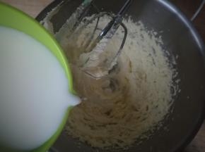少量多次加入牛奶，打发至颜色发白，轻盈蓬松。