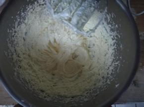 打发好的黄油状态。