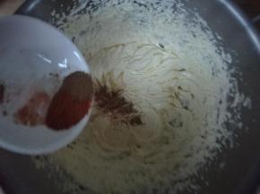 加入花椒粉，烧烤料，辣椒粉。