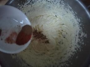加入花椒粉，烧烤料，辣椒粉。