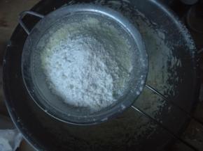 低筋粉，玉米淀粉，奶粉混合均匀筛入。