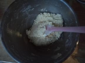 用硅胶刮刀轻轻搅拌均匀。