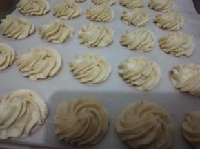 垂直挤入烤盘。