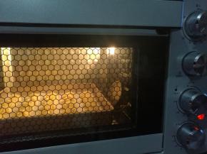 送入预热好的烤箱以上下火185度烘烤18分钟即可（时间温度仅供参考）