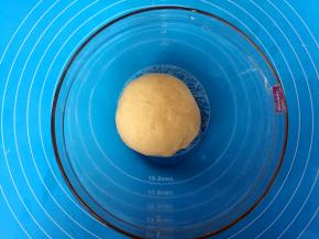 水油皮所有材料放入盆内，用筷子搅拌成团，再用手揉成面团，盖保鲜膜醒面15分钟。