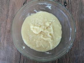 油酥材料放盆，用筷子搅拌成团，盖保鲜膜松弛。