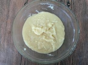 油酥材料放盆，用筷子搅拌成团，盖保鲜膜松弛。