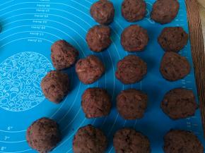 红豆馅分成12个25克左右个剂子，揉成圆球。