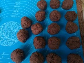 红豆馅分成12个25克左右个剂子，揉成圆球。