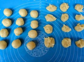 水油皮均分成12个小剂子，油酥也分成12个小剂子，（均分就好）揉圆。