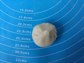 捏成包子的样子。