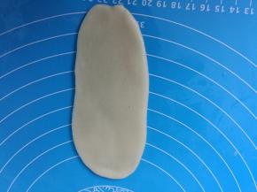 翻过来擀成长舌状。