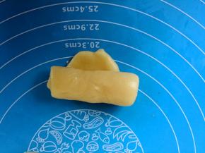 自下而上卷起，放旁盖保鲜膜，待用。