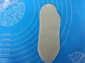 全部做完后，取过第一个卷，按扁，擀成长条。