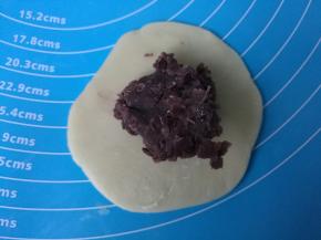 擀成圆片，包入红豆馅球。