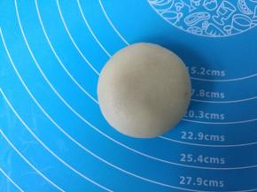 翻过来，稍稍按扁。