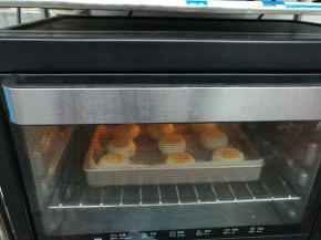 放入预热好的烤箱上下火185度烘烤20分钟即可。